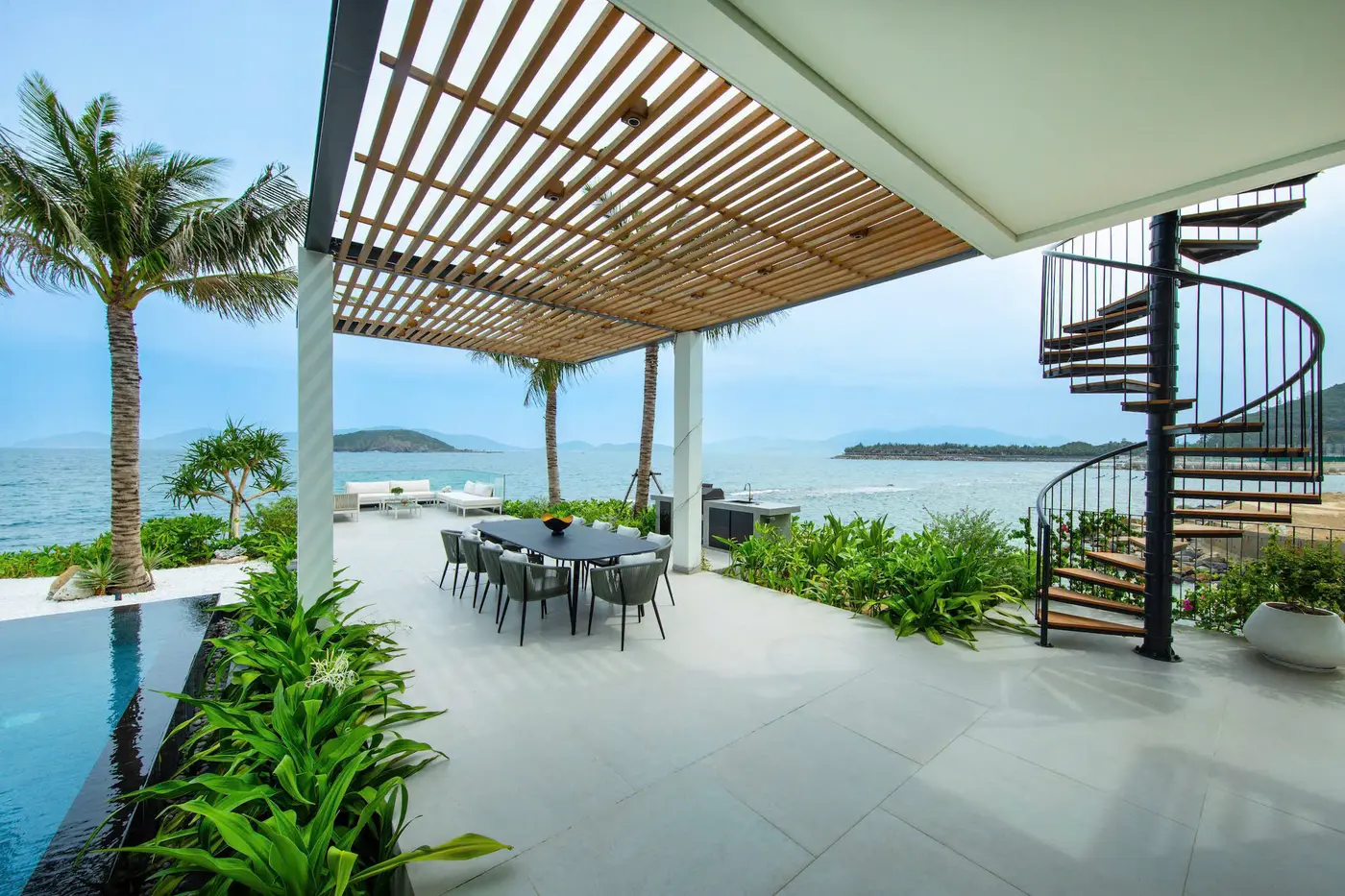 Khu ăn ngoài trời và Ocean Deck
