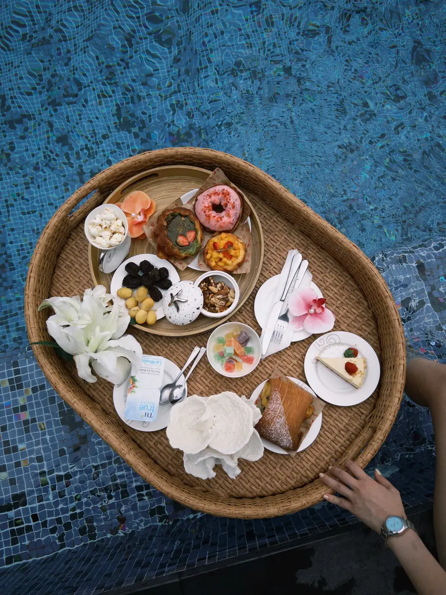 Bữa sáng nổi trên hồ bơi