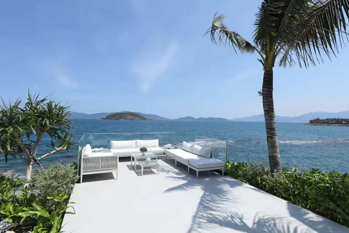 Khu sofa ngoài trời hướng biển của Casa Serena
