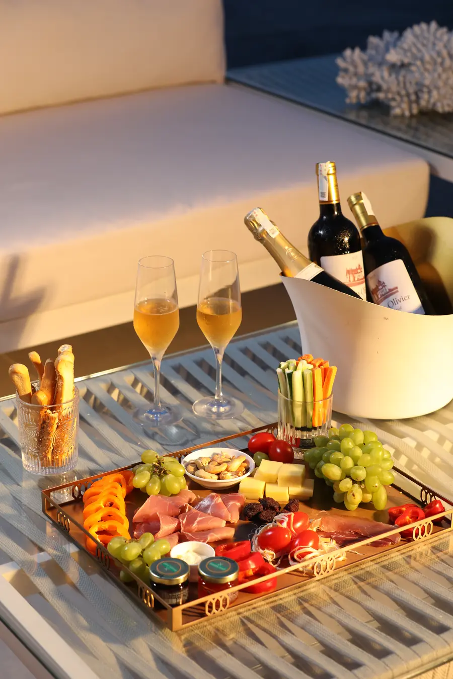 Champagne và đồ nhắm trên ban công hướng biển