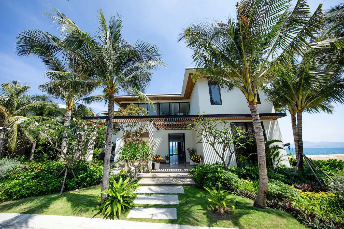 Lối vào Casa Serena giữa vườn dừa