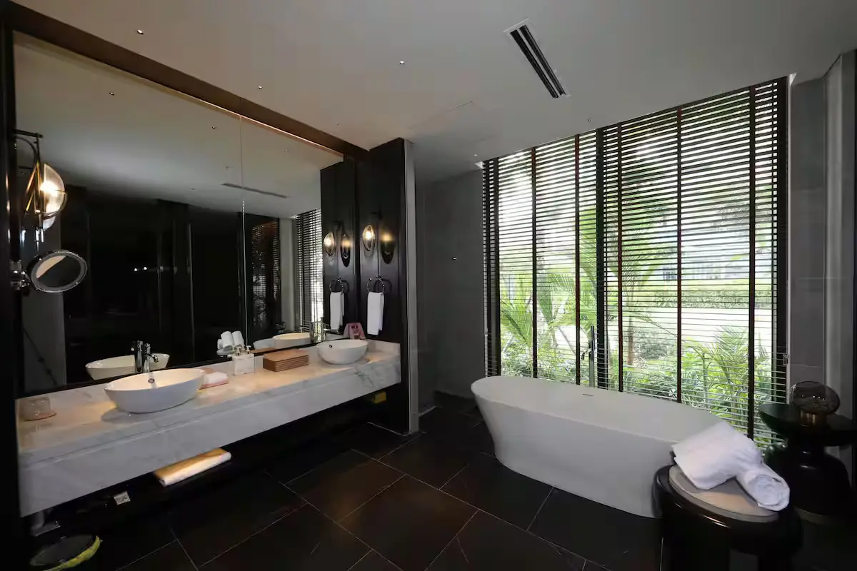 Phòng tắm mang cảm hứng spa với bồn tắm