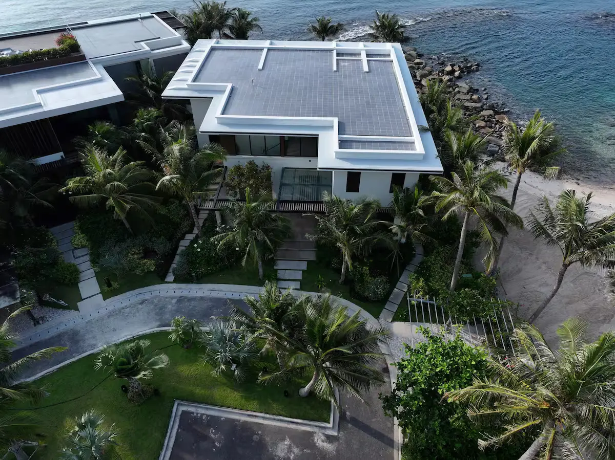 Toàn cảnh villa sát biển nhìn từ trên cao